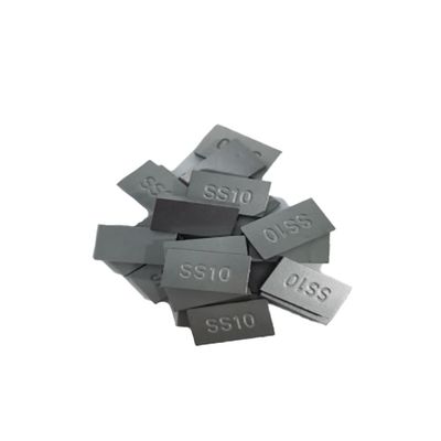 カスタマイズされたサイズ100％バージンタングステンカーバイドろう付けチップ、電動電源石材切断ブレード用